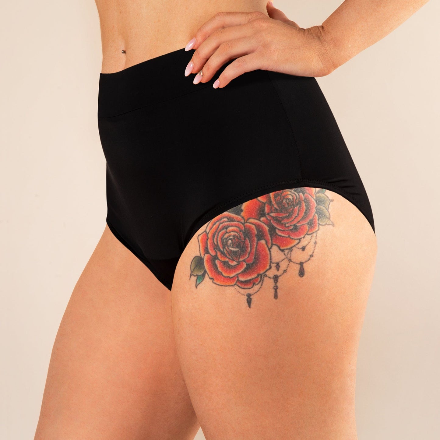 Traje de baño menstrual Bianca negro de lado