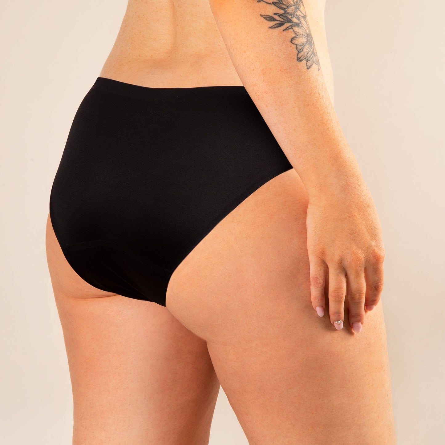 Traje de baño menstrual Nora sin costuras negra desde astrás